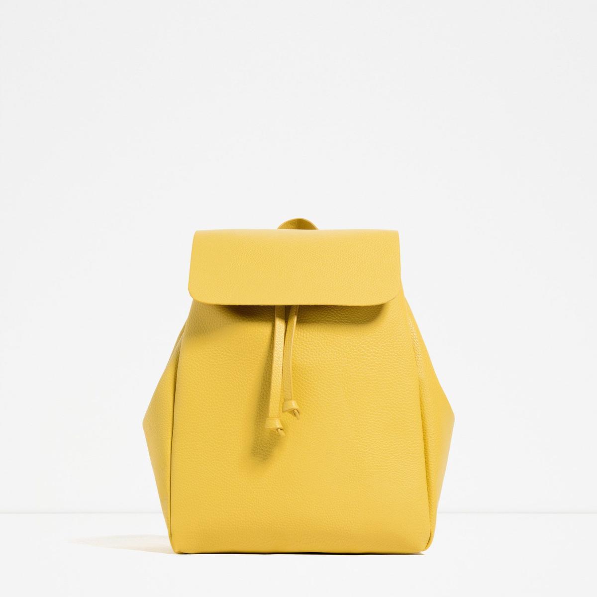 Alerta tendencia, mochila con solapa amarilla de Zara (19,95€)