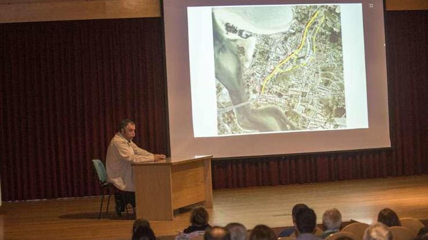 El alcalde explica los cambios en la circulación.