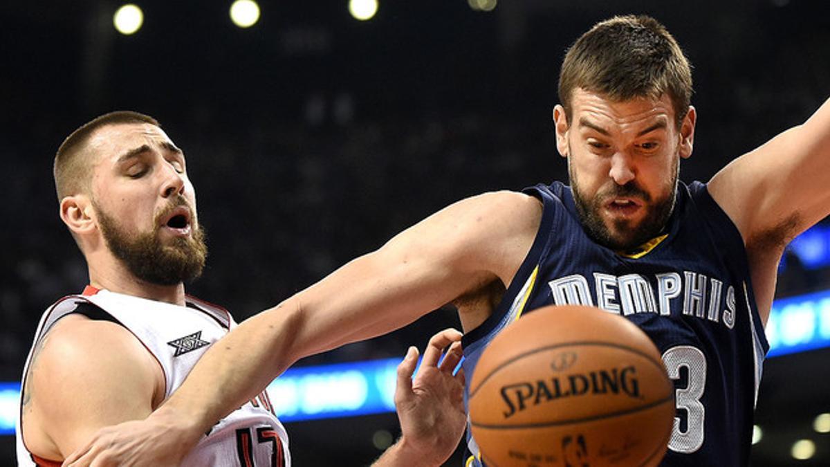 Marc Gasol y Jonas Valanciunas luchan por el balón, en un momento del partido entre los Grizzlies y los Raptors