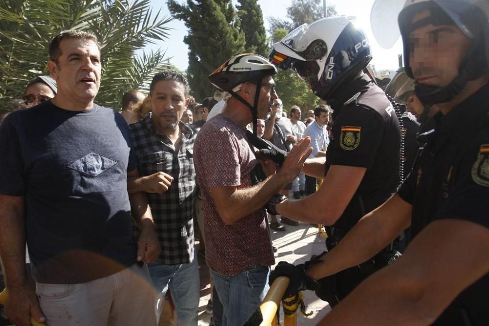 Dos vecinos y un policía heridos durante las prote