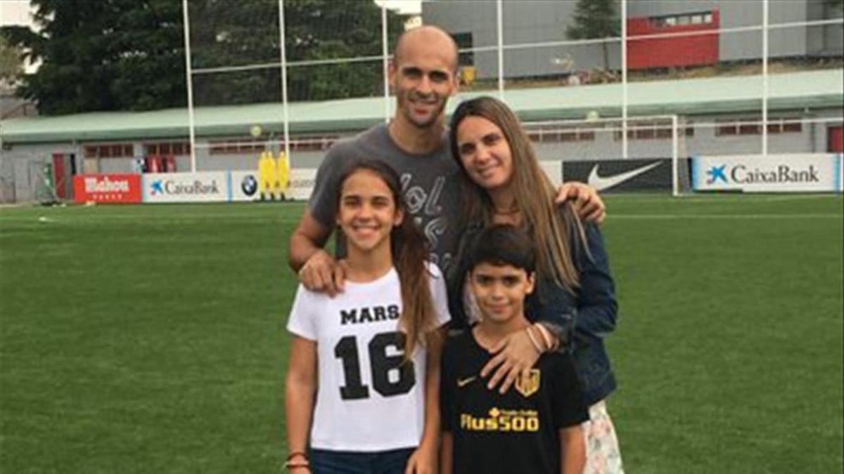 Mariano Pernía, junto a su familia