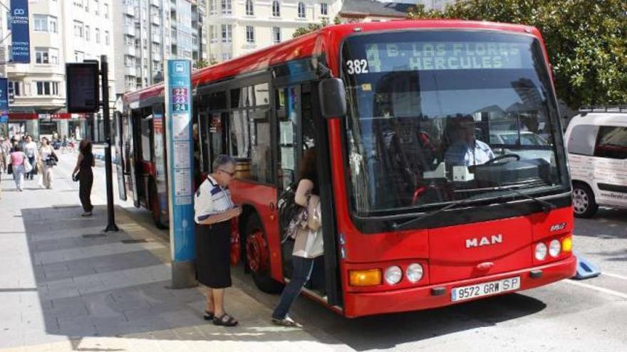 Usuarios del autobús urbano, en Federico Tapia. / pablo luaces