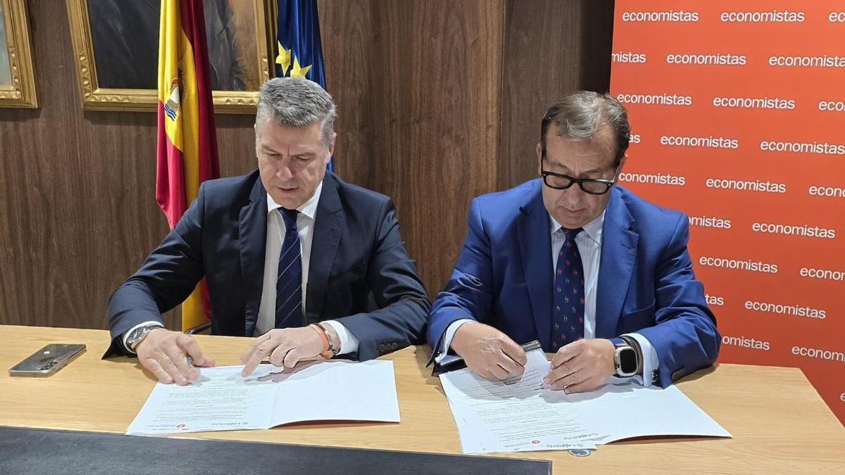 Formalización del acuerdo entre Cajasiete y el Consejo General de Economistas de España.