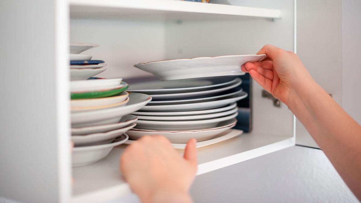 Adiós a apilar los platos en el armario: Ikea arrasa con la solución en vertical que libera espacio en la cocina
