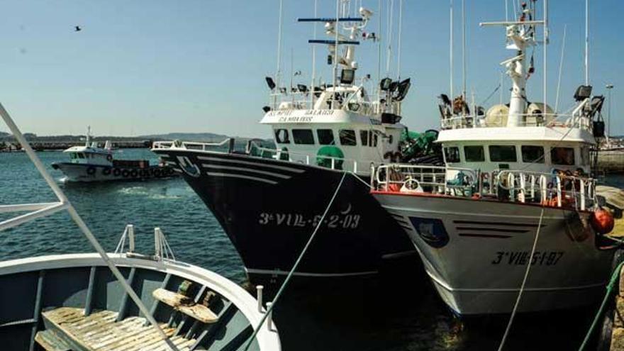 Rescatan ilesos a 5 marineros de un barco de Cambados hundido en Sálvora