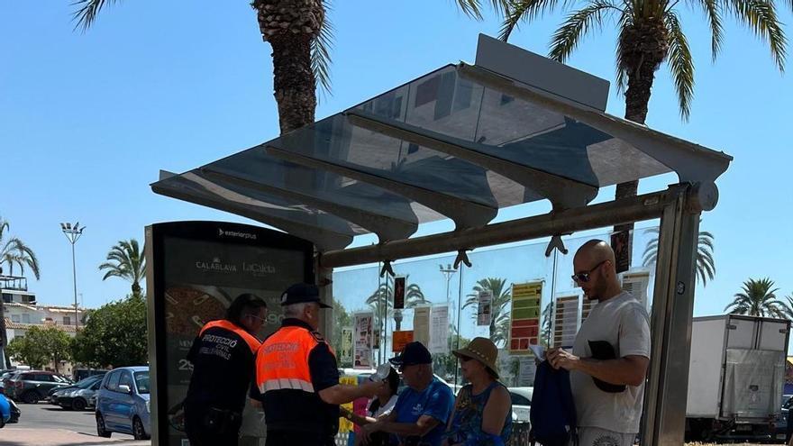 Voluntarios a pie de calle en La Pobla de Farnals socorren a una persona mayor con un golpe de calor