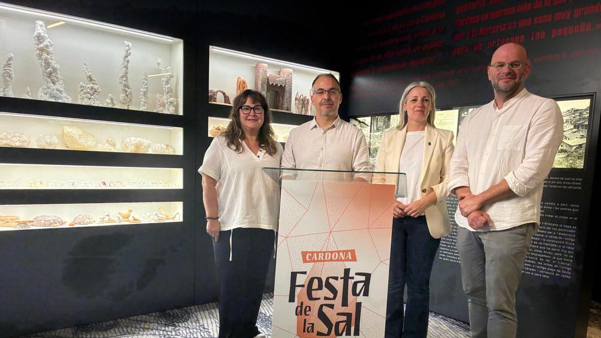 Per l'esquerra, Marta Muixí, tècnica de comerç, el regidor Salvador Campos, l'alcaldessa, Lluïsa Aliste, i Francesc Ponsa, de la Fundació Cardona Històrica