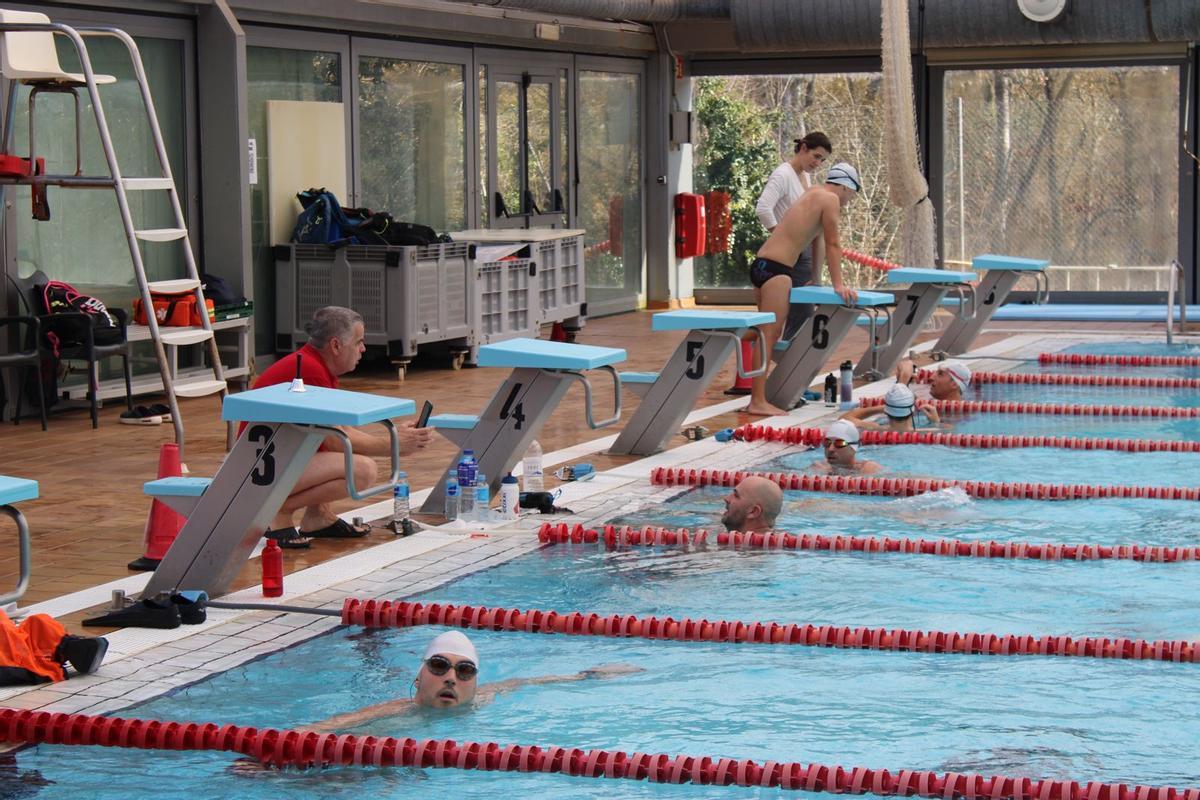 Diversos nadadors al Complex Esportiu GEiEG Sant Ponç nedant per la Marató.