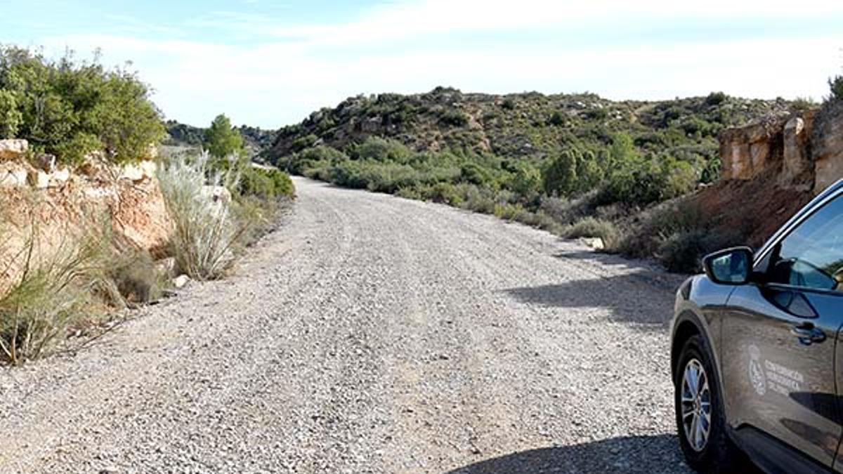 La carretera, propiedad ahora de la CHE, es muy usada por los pescadores de la zona.