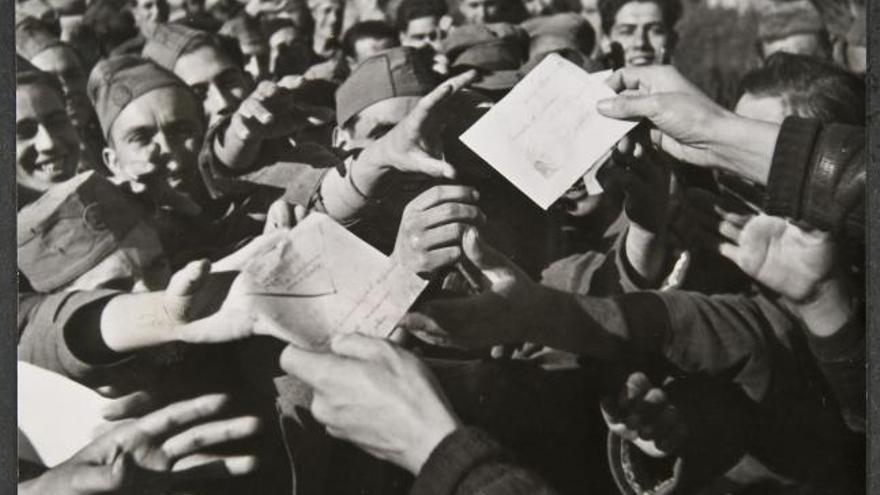 Reparto de cartas a los soldados republicanos en 1938 (fondo de la Biblioteca Nacional).