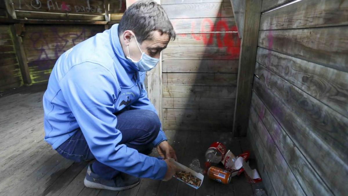 David Díaz, de Mavea, ayer, recogiendo basura en el observatorio de aves. | R. Solís