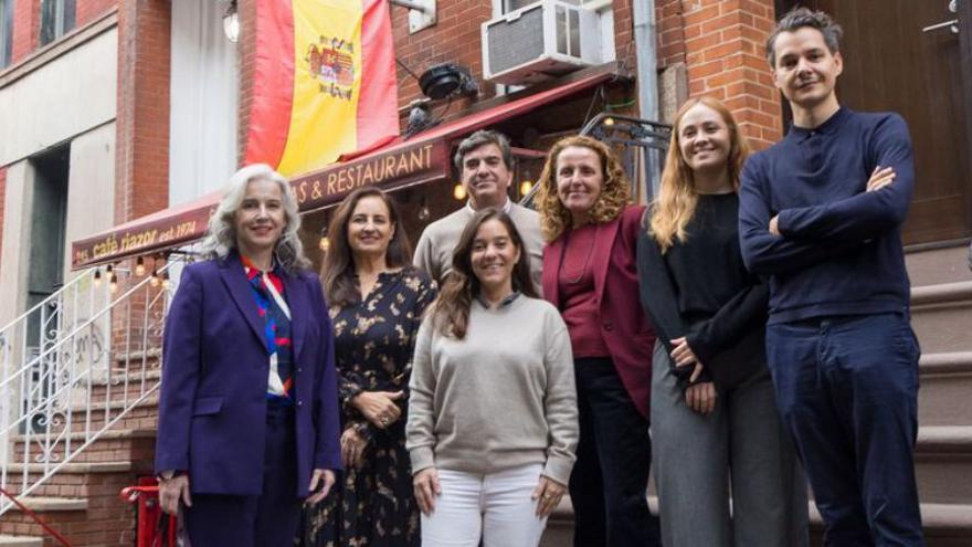 Rey y Fernández Prado (centro) con profesionales coruñeses en Nueva York. | La Opinión
