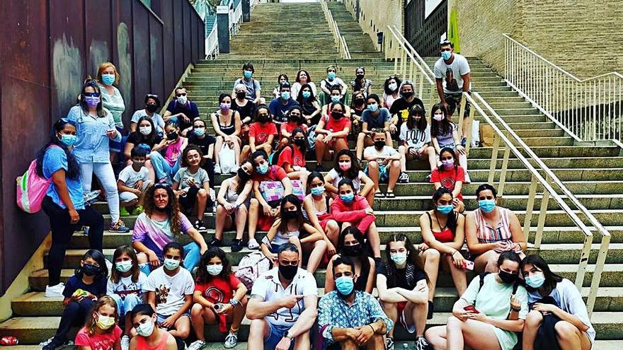 Foto de familia de las bailarinas de “La Caracola” en Tarragona. |