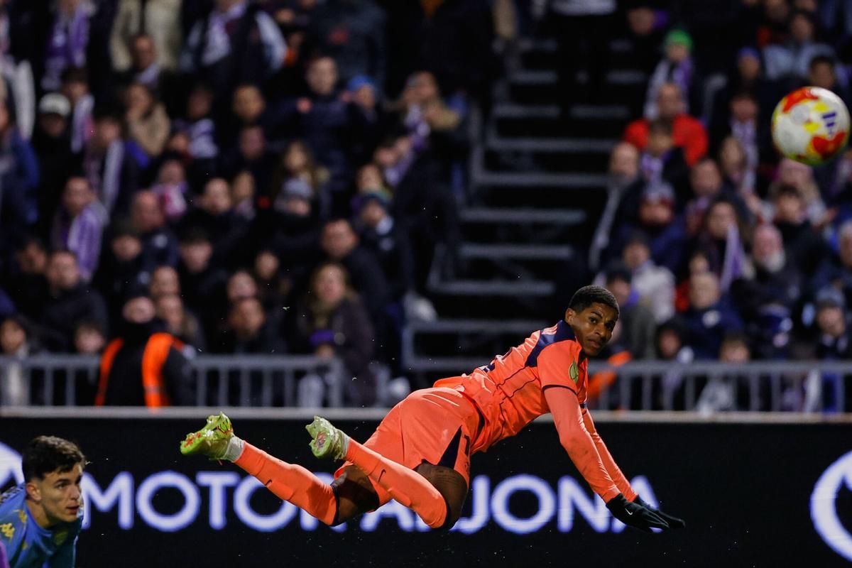 Barcelona's Marcus Rashford tries a shot during the Copa del Rey soccer match between Guadalajara and Barcelona in Guadalajara, Spain, Tuesday, Dec. 16, 2025. (AP Photo/Rudy Garcia)