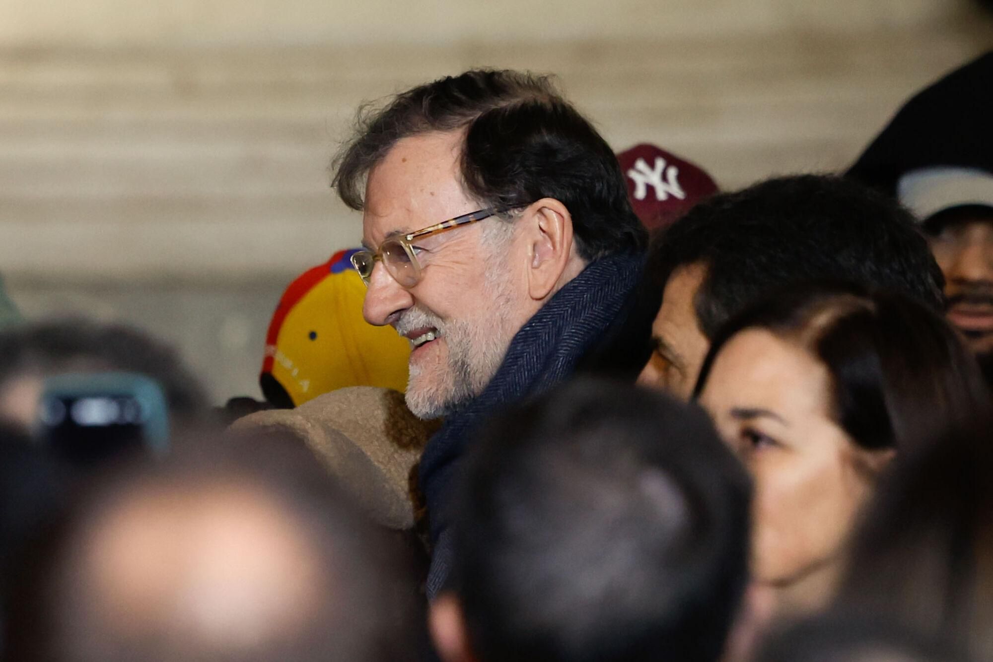 MADRID, 09/01/2025.- El expresidente del Gobierno Mariano Rajoy participa en una manifestación convocada en Madrid para apoyar al candidato opositor Edmundo González como presidente electo de Venezuela, este jueves, en vísperas de la toma de posesión presidencial en Caracas. EFE/ Mariscal