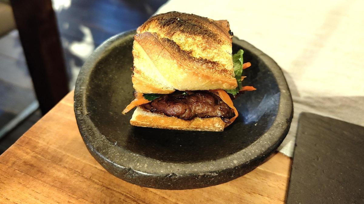 El ‘bánh mì’ con pluma ibérica de Indochine.