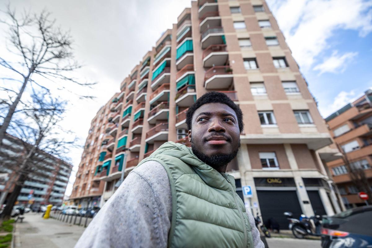 Allidu Adamu vive en un piso autónomo de la fundació Camins, ubicado en l'Hospitalet de Llobregat.