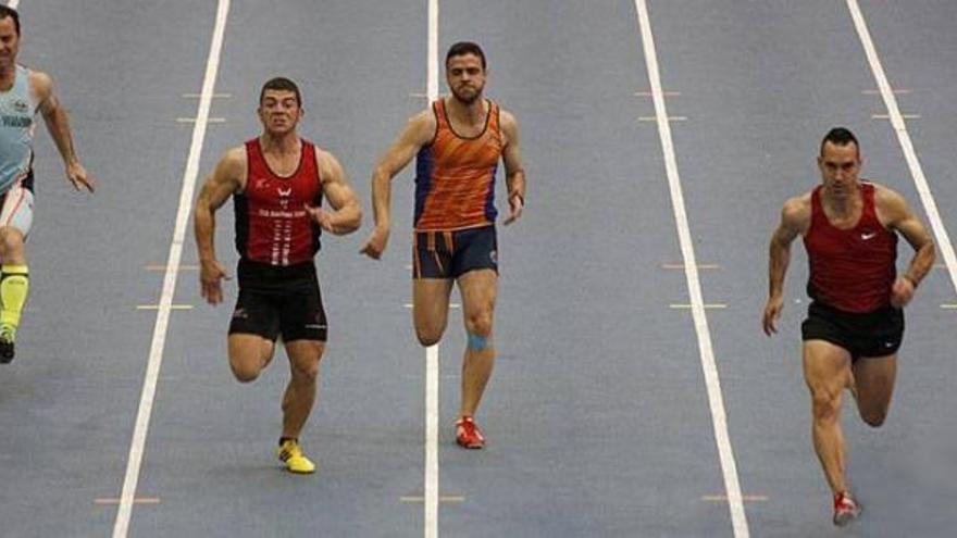 Luismi, a la derecha, dos metros antes de ganar la carrera.