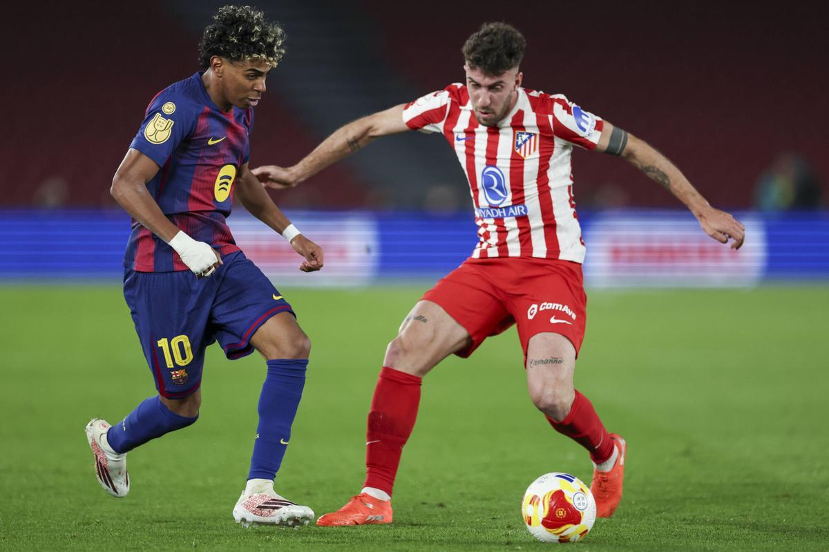 Lamine Yamal y Ruggeri luchando por un balón