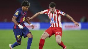 Lamine Yamal y Ruggeri luchando por un balón
