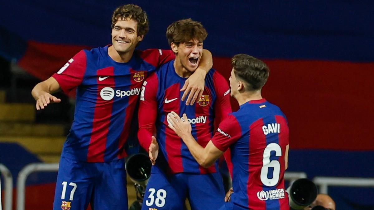 Marc Guiu celebra su primer gol con el Barça junto a Marcos Alonso y Gavi