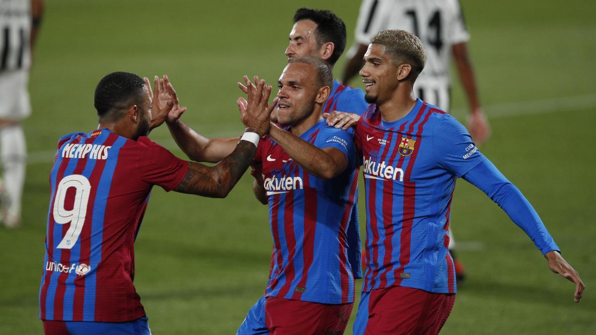 El nuevo fichaje del FC Barcelona Memphis Depay celebra un gol con sus compañeros.