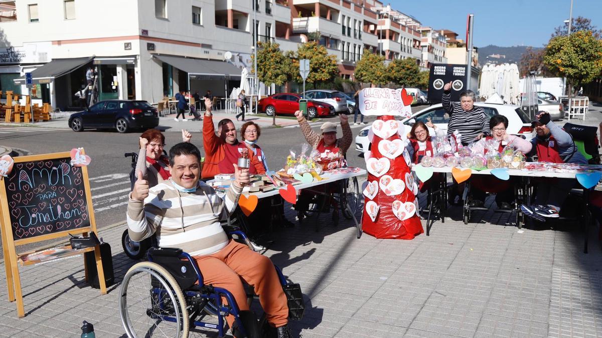 Usuarios del taller solidario de Fepamic, en la puerta de la unidad de día, para vender los regalos para el día de San Valentín.