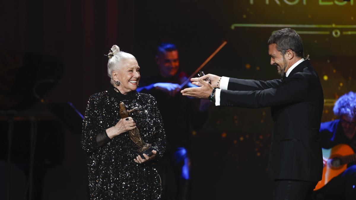 Lola Herrera y Antonio Banderas en los Premios Talía