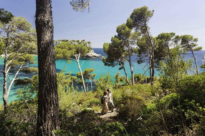 Ruta senderista junto al mar Camí de Cavalls, en Menorca