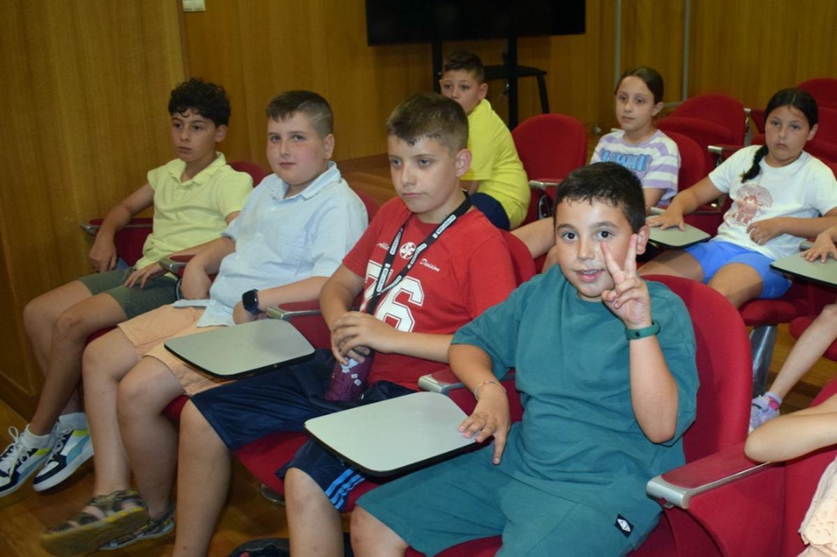 El acto de entrega de diplomas en el Auditorio Municipal de Valga.