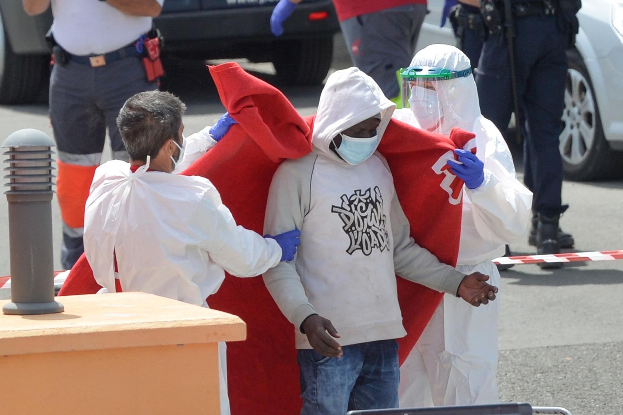 Llegada de cayuco al Muelle Deportivo (28/03/21)