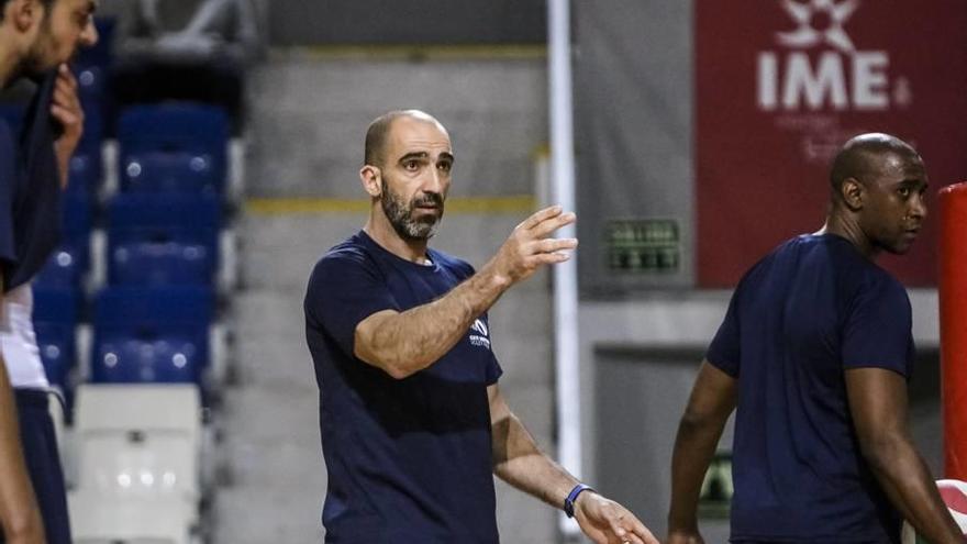 Marcos Dreyer, dirigiendo un entrenamiento antes de finalizar la temporada.