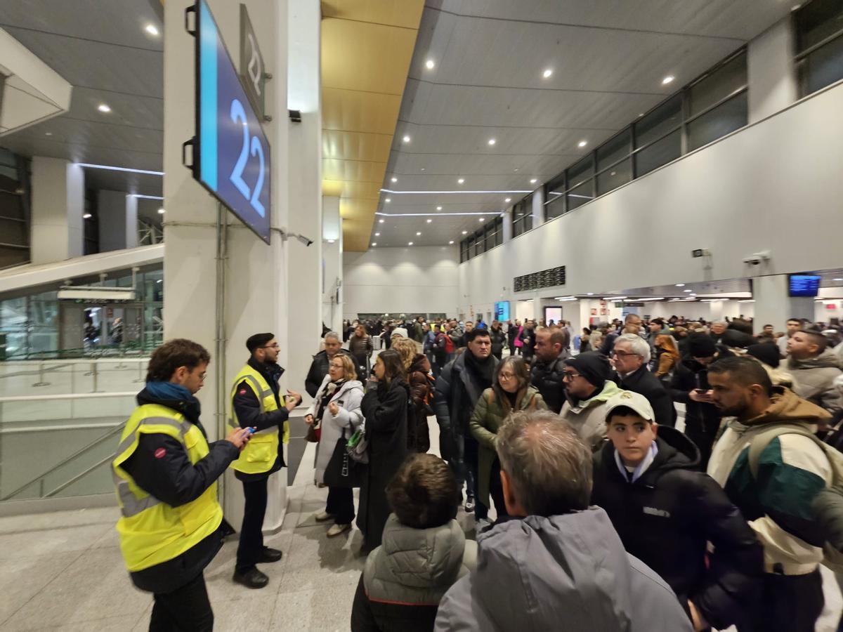 Uno de los momentos de aglomeración en la estación de Chamartín en Madrid