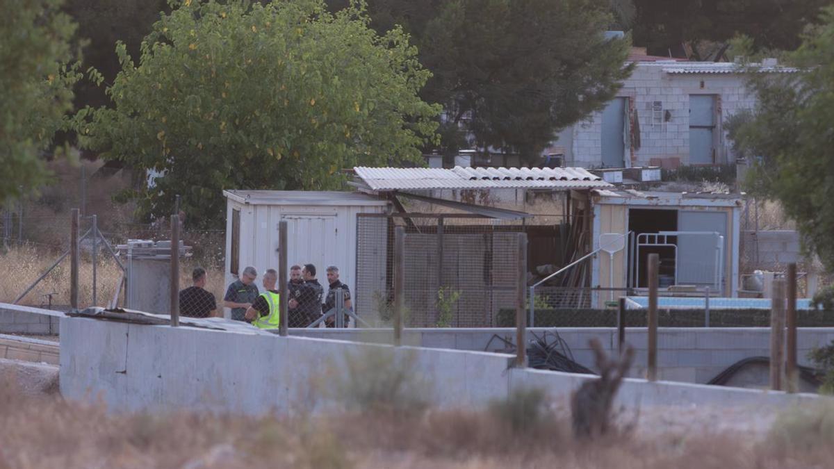 La comisión judicial se ha personado en el chalet con el fin de examinar la escena del doble crimen