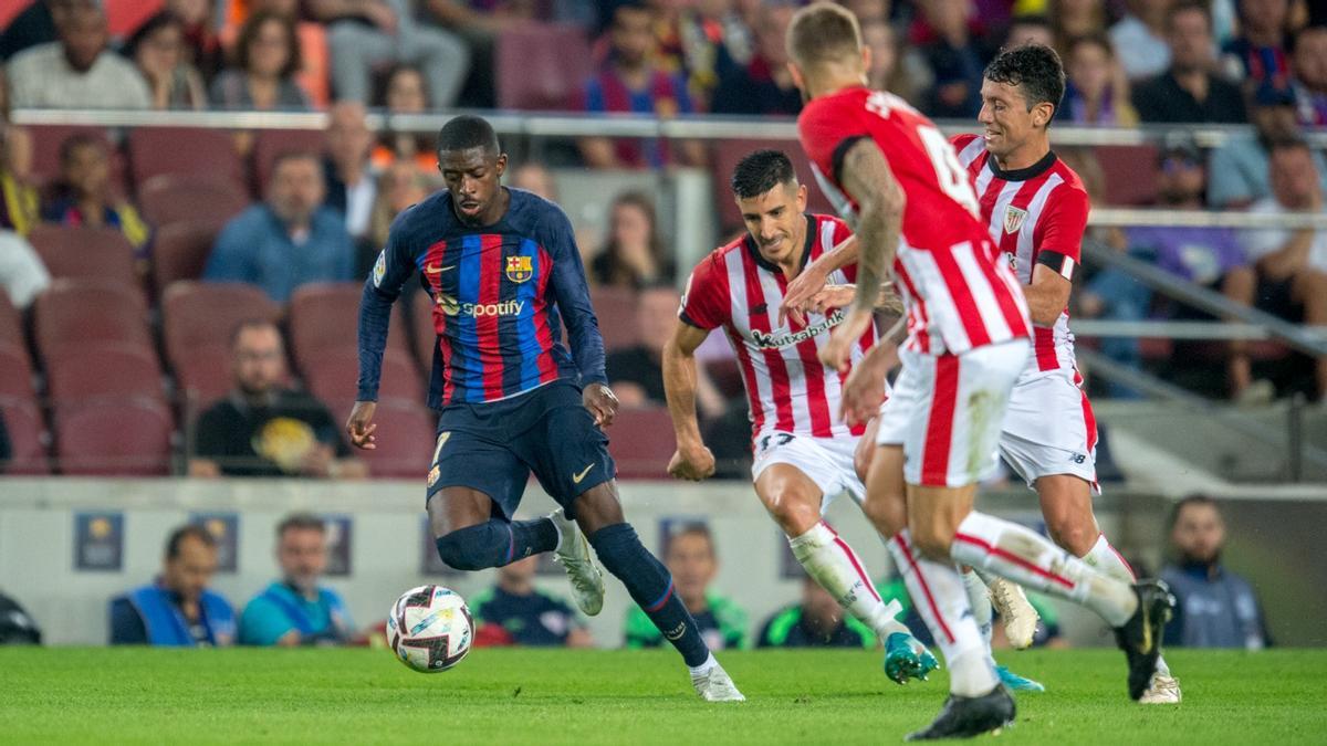 Dembélé inicia una jugada de ataque del Barça ante el Athletic en el Camp Nou.