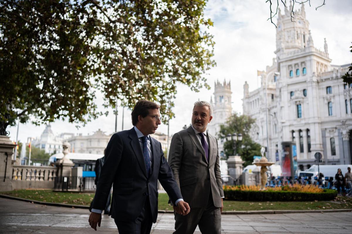 Almeida y Collboni, alcaldes de Madrid y Barcelona, paseando junto a la Cibeles