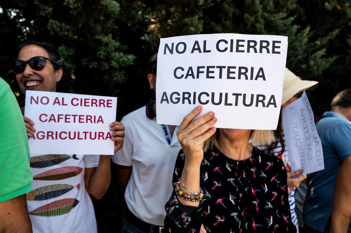 Fotogalería | Decenas de personas se concentran en apoyo a la cafetería de Agricultura en Cáceres