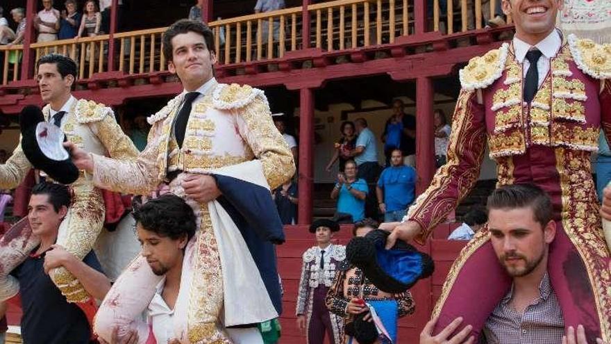 Los tres matadores saliendo a hombros del coso toresano