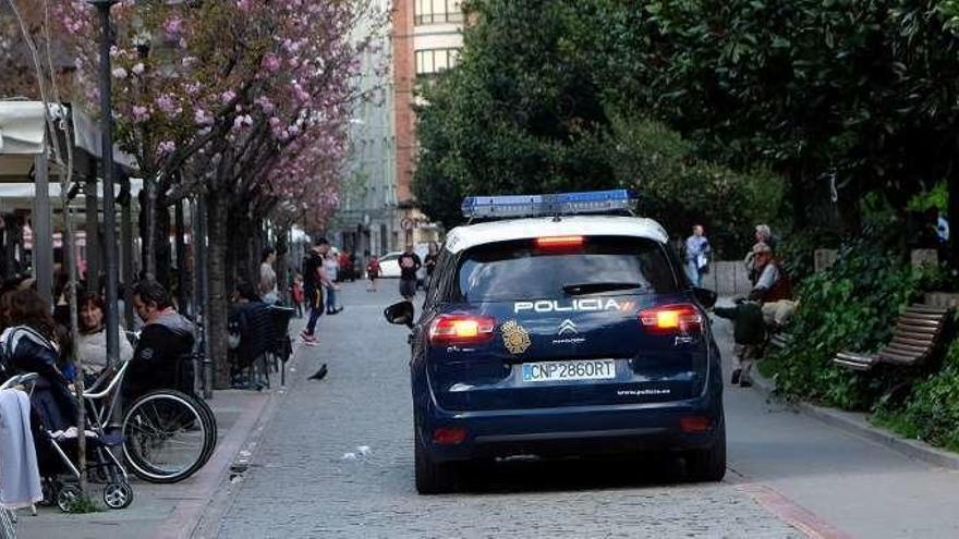 Un coche de la Policía Nacional, en el centro de Mieres.