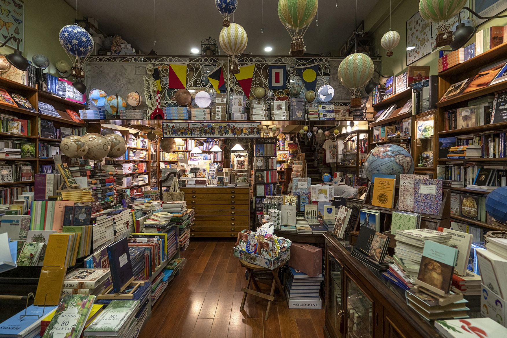 Entramos en la librería de viajes más mágica de Málaga: Mapas y Compañía -  Viajar