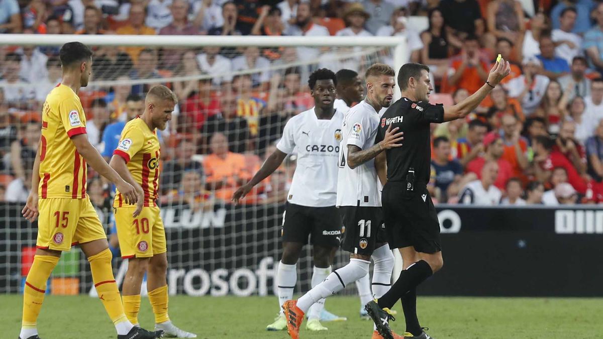 El momento de la expulsión de Cömert en la primera jornada de LaLiga