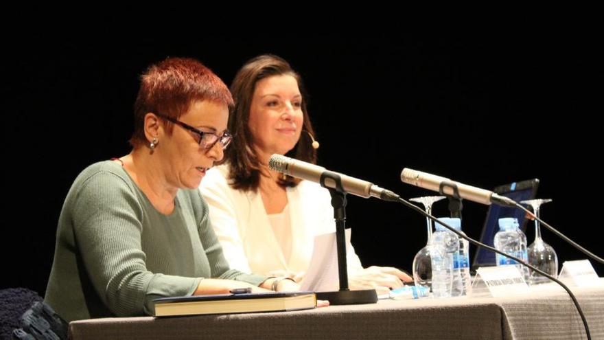 Patricia Roveda, a la izquierda, con Alejandra Vallejo-Nágera, en la última conferencia del ciclo.