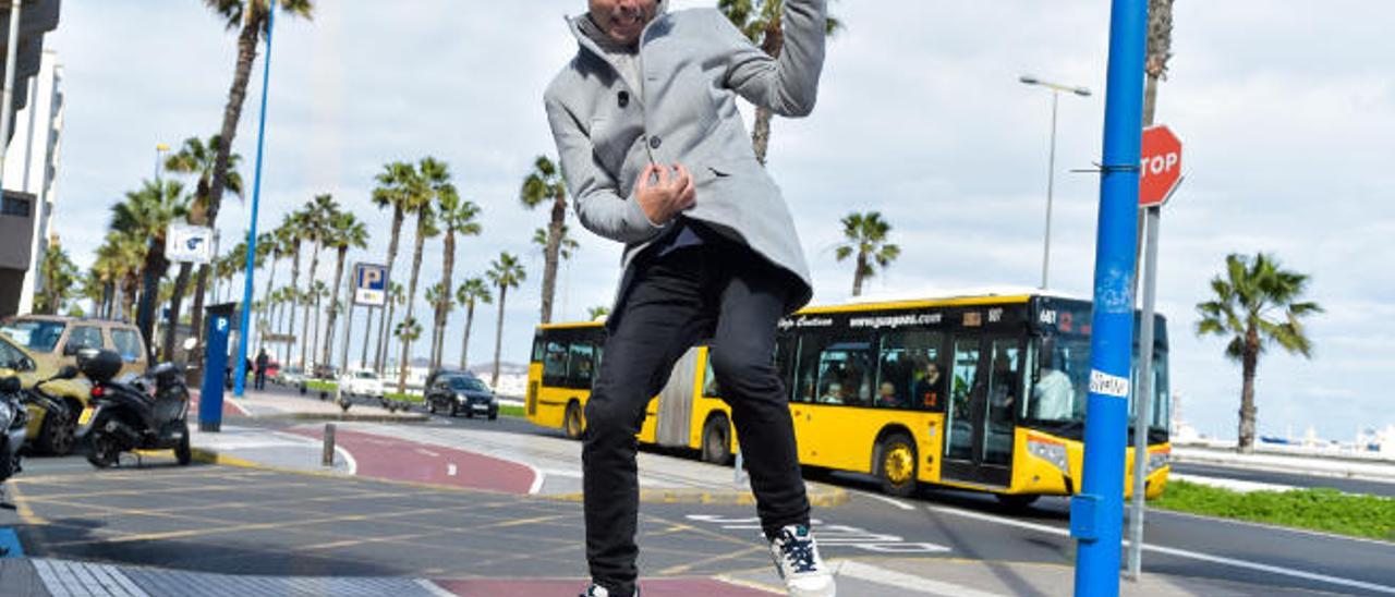 Javier Infante, ayer en la capital grancanaria, en pose acrobática con la guitarra imaginaria, durante la entrevista.