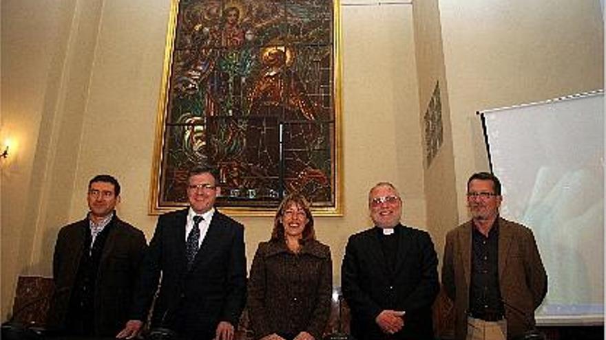 Miró, entre el alcalde de Alcoi y el ex vicario episcopal y los comisarios de la exposición.