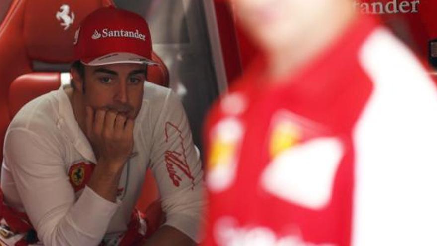 Fernando Alonso descansa en el box de Ferrari.