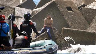 Un ladrón huye mar adentro y siembra la confusión en la playa del Fòrum de Barcelona