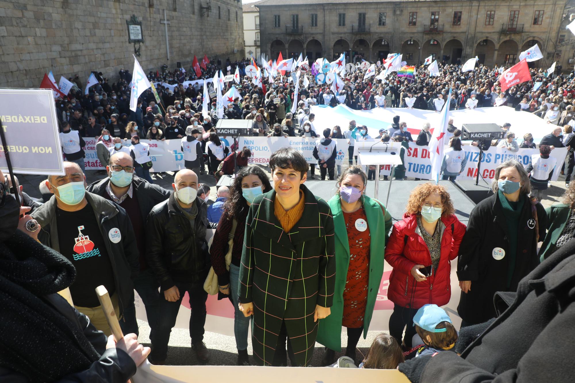 Multitudinaria manifestación contra el alza de los precios convocada por el BNG: "Galiza non atura a suba da factura"