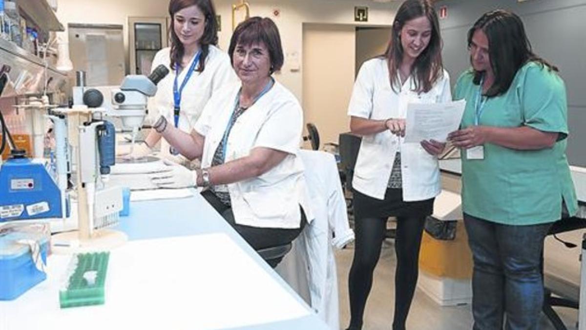 Silvia Rodríguez (primera a la izquierda), Marta Vives, Irma Pujol y Rosa Ampudia, investigadoras sobre inmunología en diabetes, en Can Ruti.