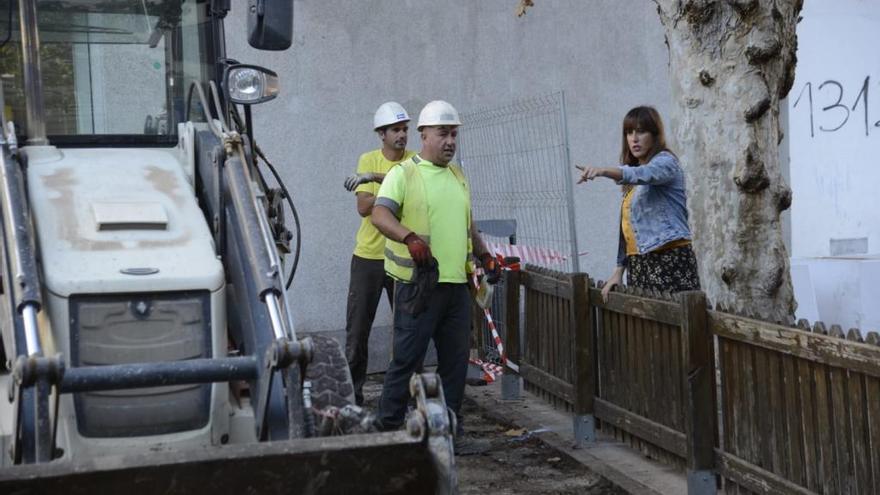 La concejal, Maribel Baeza, supervisa el inicio de los trabajos en la plaza de La Nogalera.