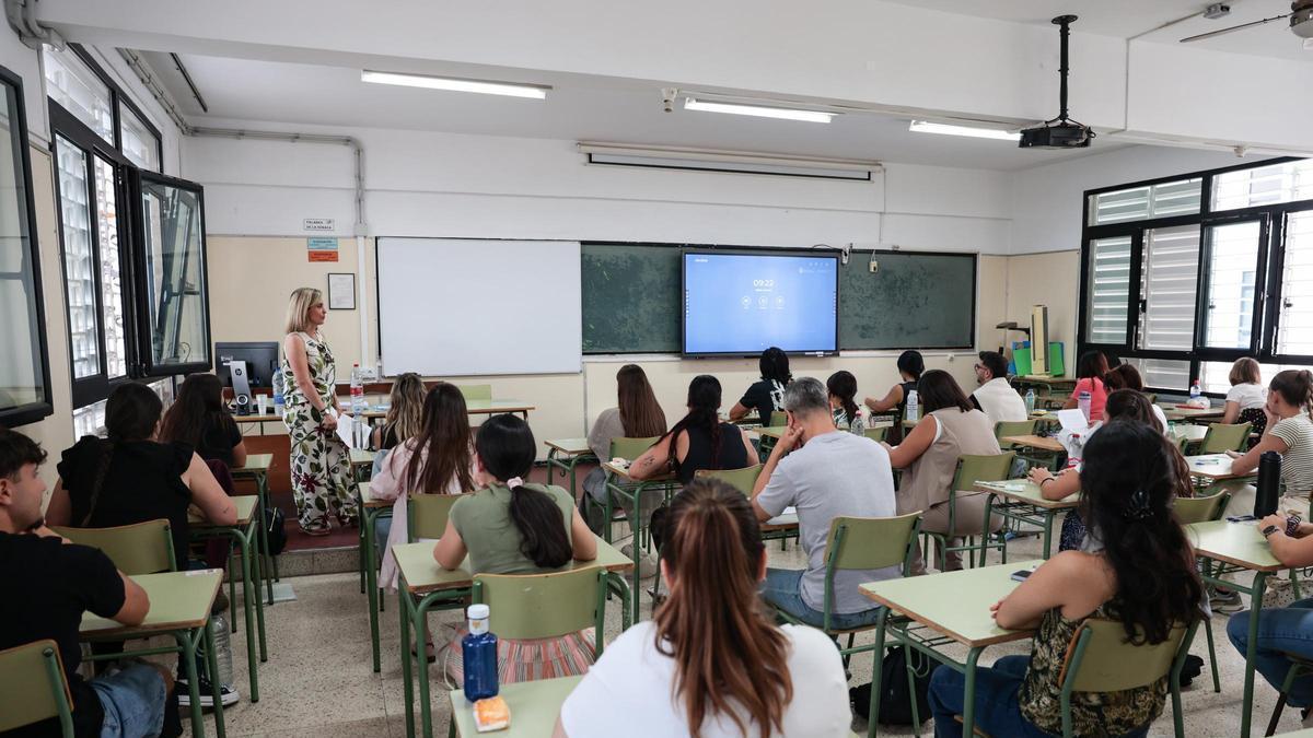 Opositores aguardan en el aula antes de comenzar a examinarse.